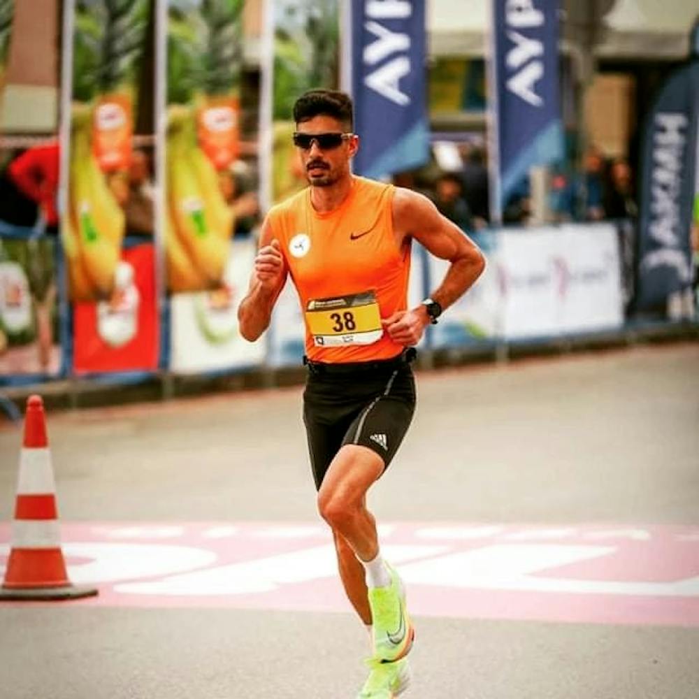 Β. Μαλιόγλου: Από την κολύμβηση και το πόλο, στο τρέξιμο και στην 3η θέση του Μαραθωνίου της Θεσσαλονίκης! runbeat.gr