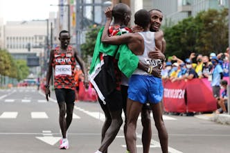 Μαραθώνιος Ολυμπιακών Αγώνων: Ο Nageeye ενθάρρυνε τον Abdi στα τελευταία 200 μέτρα για το χάλκινο! (Vid)