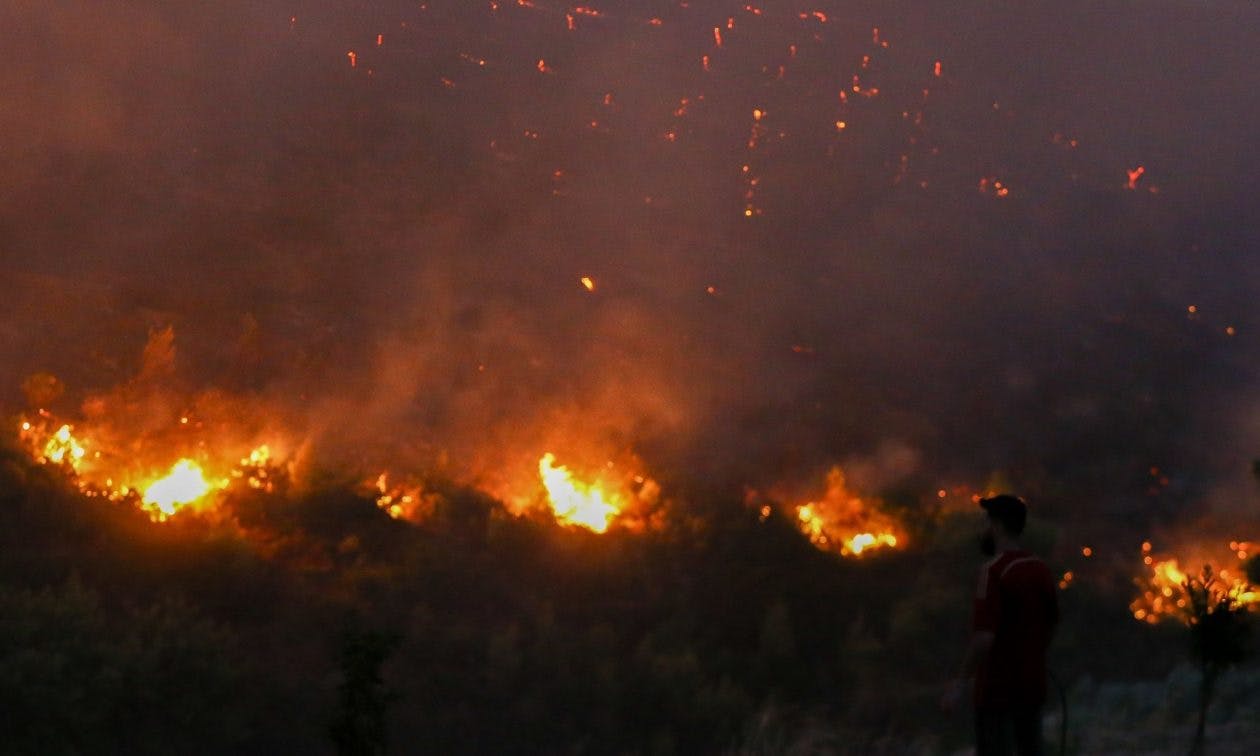 «Οι Πέρσες δεν κατάφεραν να ισοπεδώσουν το μέρος που ξεκίνησε ο μαραθώνιος 2.500 χρόνια πριν αλλά οι σημερινές φωτιές κάνουν καλή δουλειά»