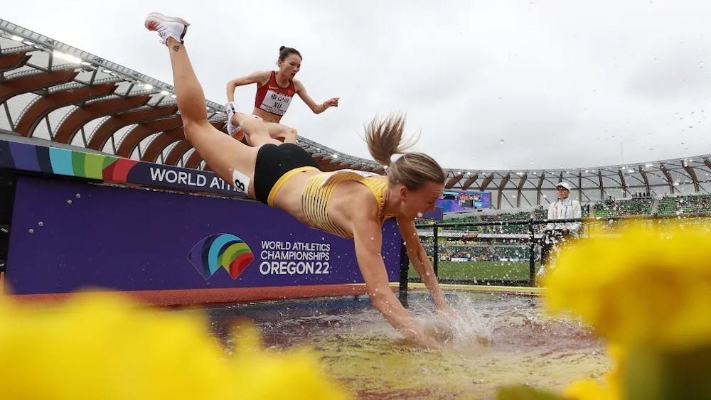 Παγκόσμιο Πρωτάθλημα 2022: H… άτυχη στιγμή της Meyer στον προκριματικό των 3000μ. στιπλ (Pics) runbeat.gr