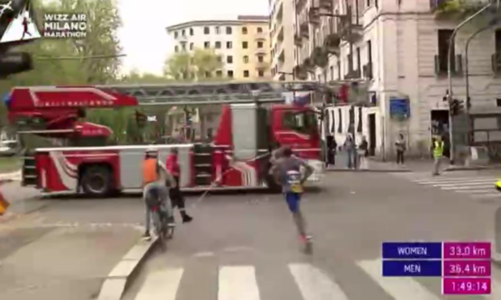 Παραλίγο τραγωδία στον Μαραθώνιο του Μιλάνου: Αποφεύχθηκε σύγκρουση πυροσβεστικών οχημάτων με τους ελίτ δρομείς (vid)