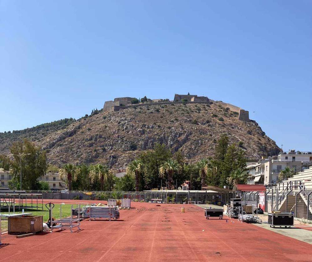 Σημαντικές καταστροφές στο ήδη εγκαταλελειμμένο ταρτάν του ΔΑΚ Ναυπλίου λόγω της συναυλίας του Ν. Βέρτη! (Pics & Vid) runbeat.gr