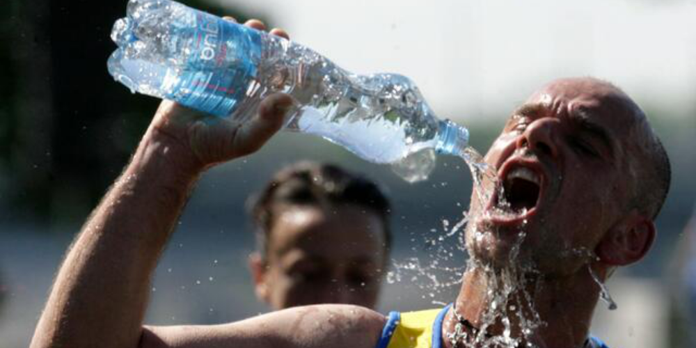 Δρομείς, πίνετε αρκετό νερό; Η επιστήμη λέει πως ίσως όχι
