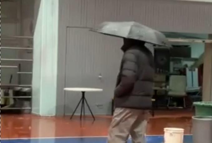 Πλημμύρισε το κλειστό στίβου του ΟΑΚΑ – Κουβάδες στο ταρτάν (Vid) 