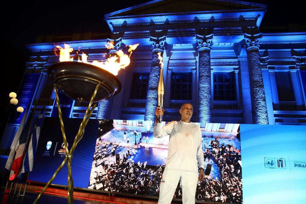 Η Ολυμπιακή Φλόγα συνεχίζει το ταξίδι της με τη συνοδεία χιλιάδων πολιτών (vid)