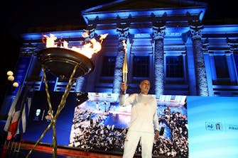 Η Ολυμπιακή Φλόγα συνεχίζει το ταξίδι της με τη συνοδεία χιλιάδων πολιτών (vid)
