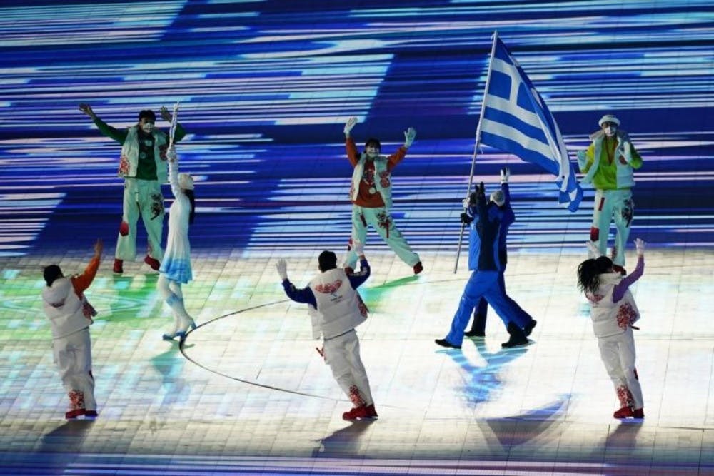 Χειμερινοί Ολυμπιακοί Αγώνες - Τελετή έναρξης: Η Ελληνική σημαία πρώτη στην παρέλαση και ο Ολυμπιακός ύμνος στα Ελληνικά από τα παιδιά της Κίνας
