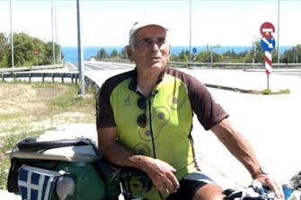 Ο 77χρονος που κάνει τον γύρο της Ελλάδας με ποδήλατο (Vid)