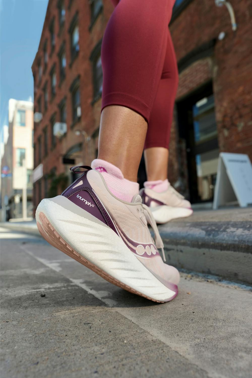 Saucony Triumph 22: Η απόλυτη εμπειρία Running που θέλεις στα πόδια σου runbeat.gr 