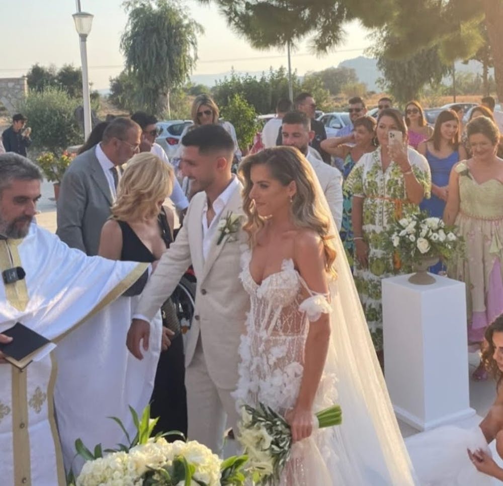 Ανέβηκε τα σκαλιά της εκκλησίας η Χριστίνα Παπαδοπούλου! runbeat.gr