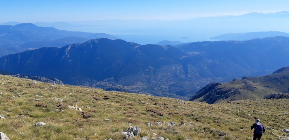 Νότιος Παρνασσός: Μία μοναδική πεζοπορία στην κορυφή «Τσάρκος» (Pics) runbeat.gr