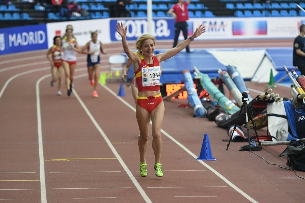 Τρομερό παγκόσμιο ρεκόρ στα 3.000 μέτρα κλειστού στίβου από την 60χρονη Esther Pedrosa!