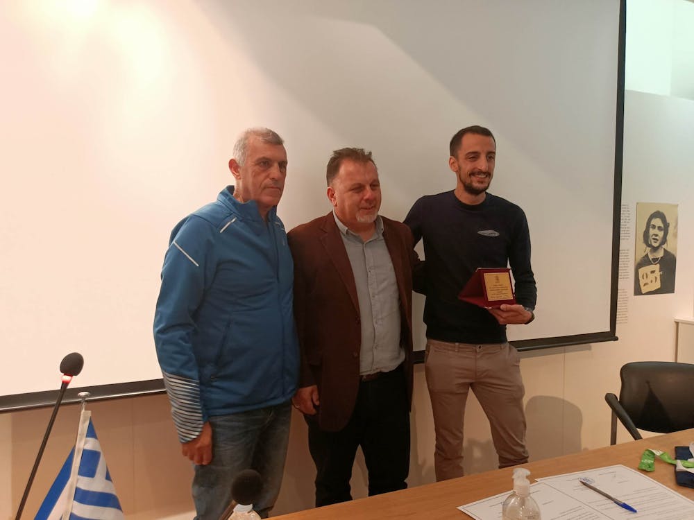 Παρέδωσε στο Μουσείο Μαραθωνίου Δρόμου το μετάλλιο από τη νίκη του στον 39ο ΑΜΑ ο Χ. Πιτσώλης runbeat.gr