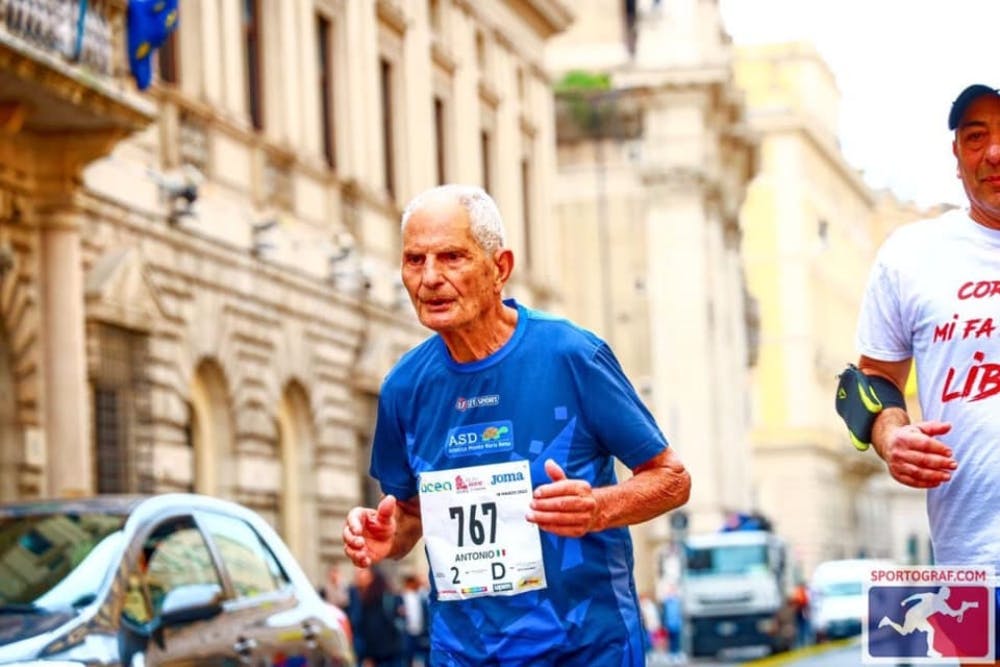90χρονος Ιταλός έκανε νέο παγκόσμιο ρεκόρ στην ηλικιακή του κατηγορία στον μαραθώνιο!