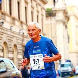90χρονος Ιταλός έκανε νέο παγκόσμιο ρεκόρ στην ηλικιακή του κατηγορία στον μαραθώνιο!
