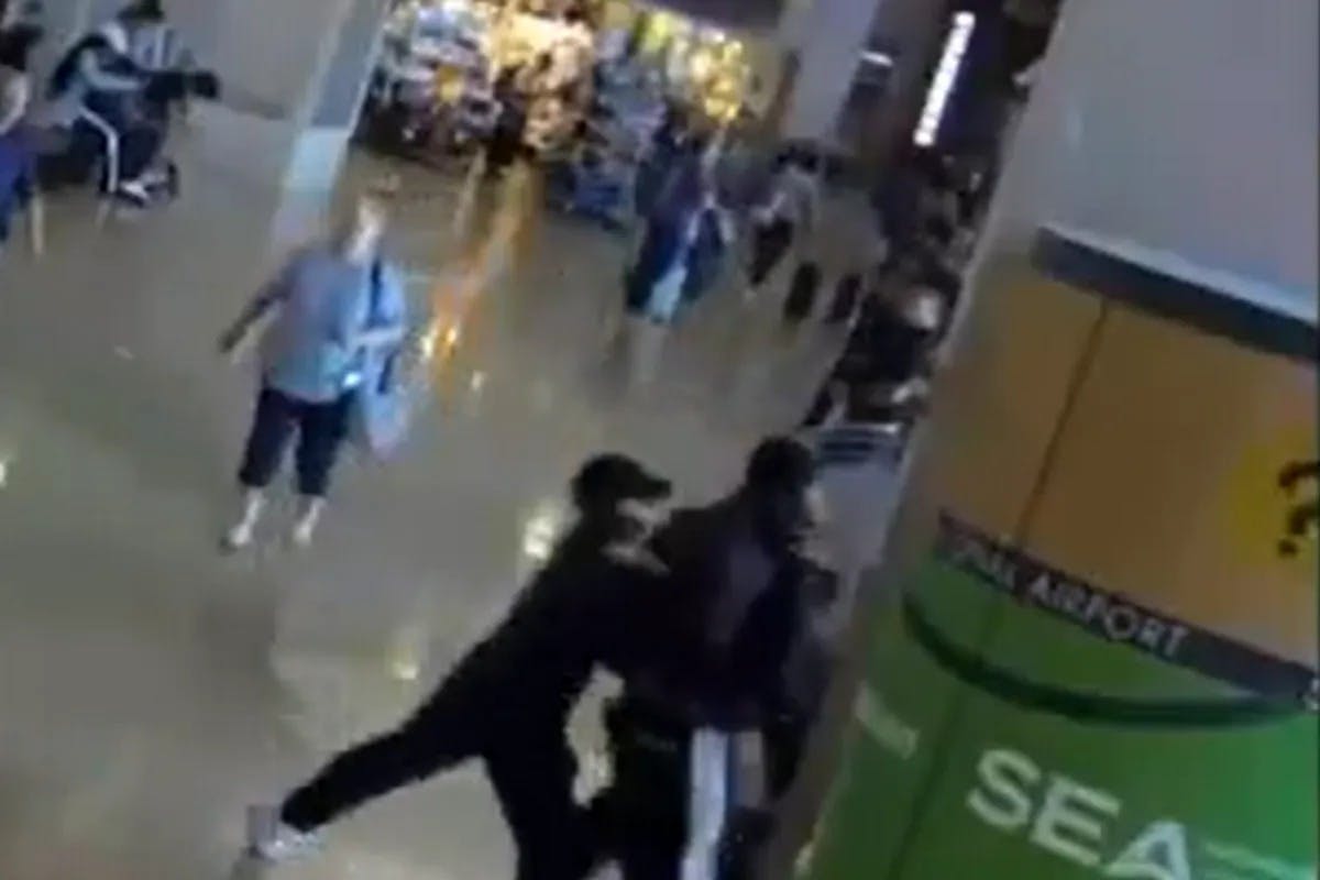 Βίντεο: Η στιγμή που η ΣαΚάρι Ρίτσαρντσον χτυπά τον σύντροφό της στο αεροδρόμιο Βίντεο: Η στιγμή που η ΣαΚάρι Ρίτσαρντσον χτυπά τον σύντροφό της στο αεροδρόμιο