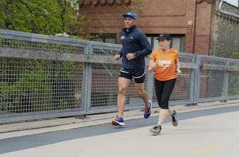 81χρονη μητέρα και ο 56χρονος γιος της δείχνουν ότι δεν είναι ποτέ αργά να ξεκινήσουμε το τρέξιμο!