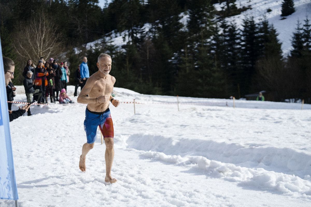 Έκανε παγκόσμιο ρεκόρ στον ημιμαραθώνιο σε χιόνι χωρίς παπούτσια με 1:50:42!