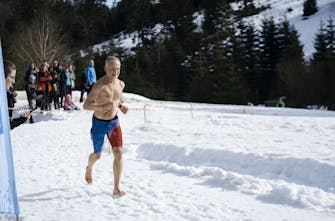 Έκανε παγκόσμιο ρεκόρ στον ημιμαραθώνιο σε χιόνι χωρίς παπούτσια με 1:50:42!