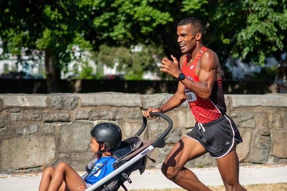 Πρώην αθλητής Ολυμπιακών Αγώνων έκανε παγκόσμιο ρεκόρ τρέχοντας ένα μίλι σπρώχνοντας τον γιο του σε καροτσάκι