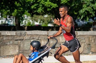 Πρώην αθλητής Ολυμπιακών Αγώνων έκανε παγκόσμιο ρεκόρ τρέχοντας ένα μίλι σπρώχνοντας τον γιο του σε καροτσάκι
