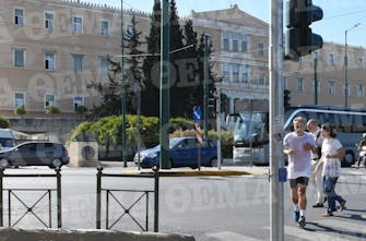 Ο Νικολά Σαρκοζί βγήκε για τρέξιμο στο κέντρο της Αθήνας! (Pics & Vid)
