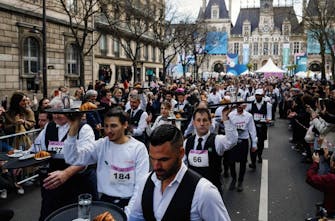 Γαλλία: Πραγματοποιήθηκε ο ιστορικός αγώνας δρόμου για σερβιτόρους στο Παρίσι (Vid)