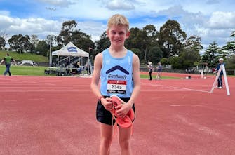 10χρονος από τη Μελβούρνη με Ελληνικές ρίζες έκανε ανεπίσημο παγκόσμιο ρεκόρ στα 1.500 μέτρα!