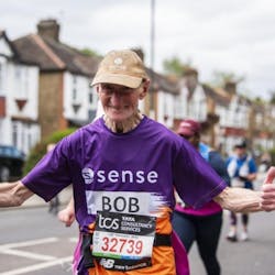«Πάμε παππού»: Ο συγκινητικός τερματισμός 79χρονου για 27η φορά στον μαραθώνιο του Λονδίνου (Vid)