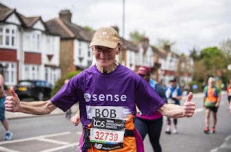 «Πάμε παππού»: Ο συγκινητικός τερματισμός 79χρονου για 27η φορά στον μαραθώνιο του Λονδίνου (Vid)
