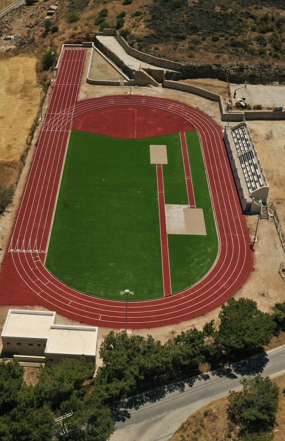 Έτοιμο το πανέμορφο στάδιο στίβου στη Σύρο (Pics) runbeat.gr