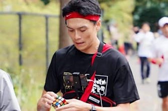 Μπήκε στα ρεκόρ Guinness τρέχοντας μαραθώνιο και λύνοντας τον κύβο του Rubik 420 φορές! (Vid)