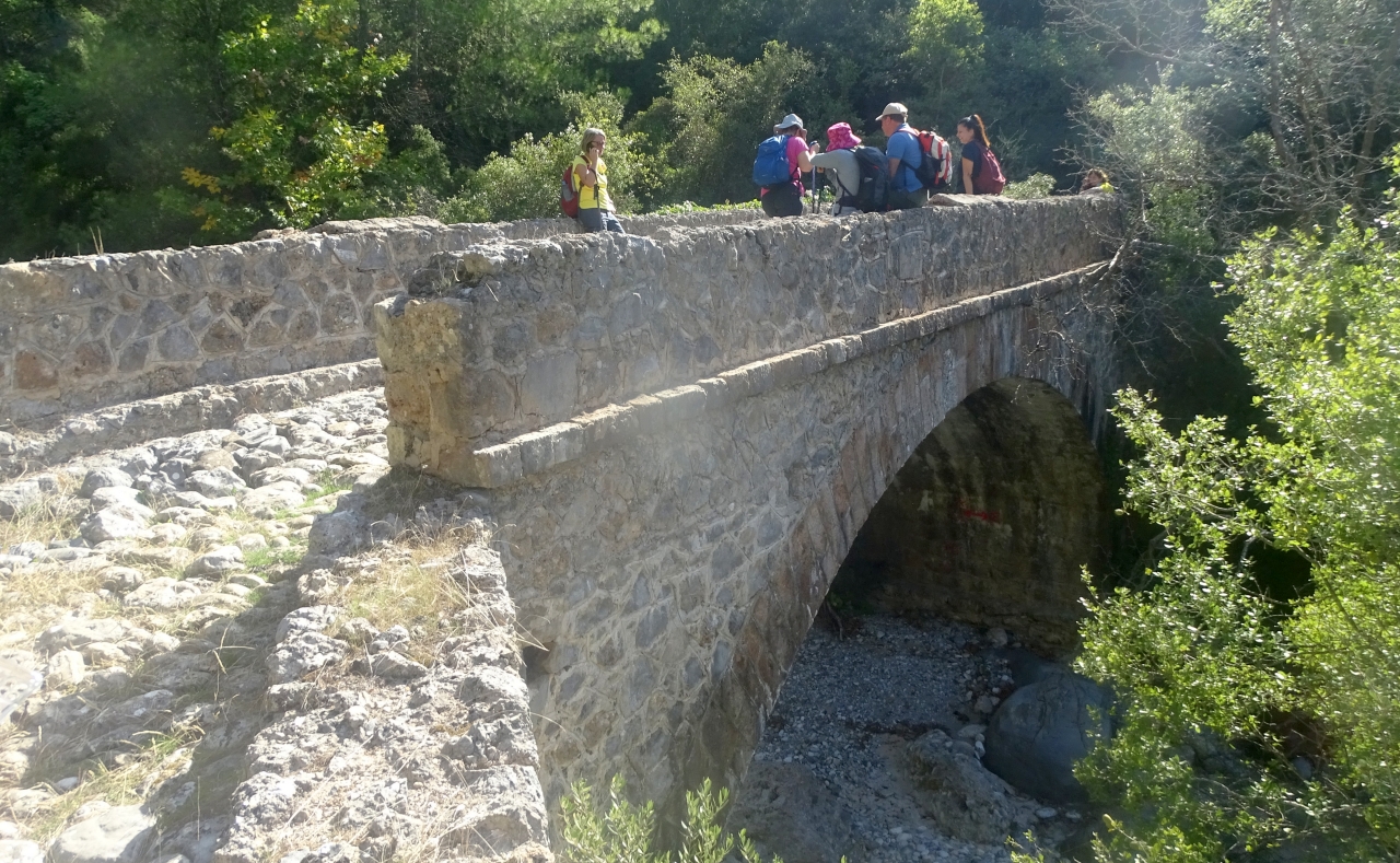 Πεζοπορία στο περίφημο Λιθόστρωτο μονοπάτι «Σκάλα Μπίλιοβου» κάτω από τον Ταΰγετο (Pics)
