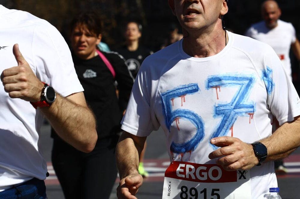 13ος Ημιμαραθώνιος Αθήνας: Οι δρομείς έστειλαν το δικό τους μήνυμα για το δυστύχημα στα Τέμπη (Pics) runbeat.gr
