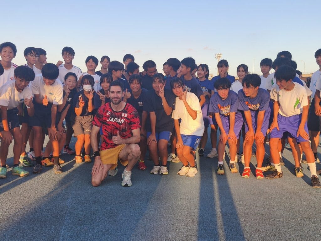 Προπονήθηκαν με παιδιά στο στάδιο του Μισάτο οι Έλληνες αθλητές