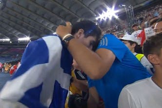 Υπερηφάνεια: Η αγκαλιά του Τεντόγλου στον Πομάσκι με την ελληνική σημαία στην πλάτη (Vid)