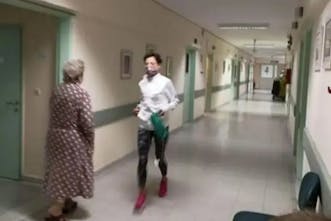 Απίστευτη Σόνια Τσεκίνι: Έκανε προπόνηση στους διαδρόμους του νοσοκομείου μετά την τρίτη της σοβαρή εγχείρηση!