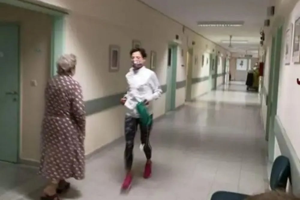 Απίστευτη Σόνια Τσεκίνι: Έκανε προπόνηση στους διαδρόμους του νοσοκομείου μετά την τρίτη της σοβαρή εγχείρηση!