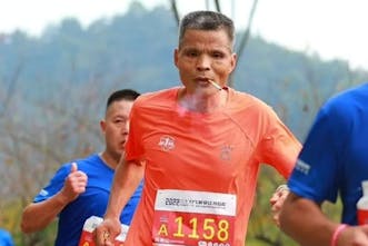 Η ομοσπονδία στίβου της Κίνας προτείνει απαγόρευση του καπνίσματος σε όλους τους μαραθωνίους λόγω του αθλητή που έγινε viral!