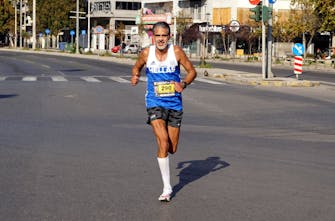 Ο Κ. Χουβαρδάς θέλει να γίνει ο μοναδικός Έλληνας που θα τρέξει όλους τους Ελληνικούς Διεθνείς Μαραθωνίους σε λιγότερο από τρεις ώρες σε μια χρονιά!
