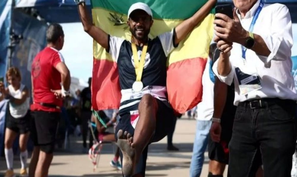 40ος ΑΜΑ: Αιθίοπας έτρεξε ξυπόλυτος στη μνήμη του Αμπέμπε Μπικίλα (Vid)