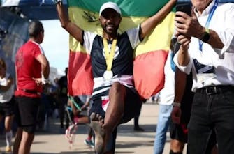 40ος ΑΜΑ: Αιθίοπας έτρεξε ξυπόλυτος στη μνήμη του Αμπέμπε Μπικίλα (Vid)