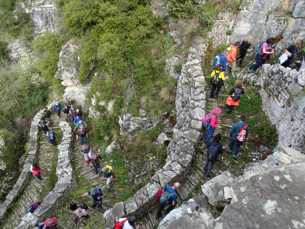 Ν. Ιωαννίνων: Μία μαγική πεζοπορία στην περίφημη «Σκάλα Βραδέτου» στα Ζαγοροχώρια (Pics)