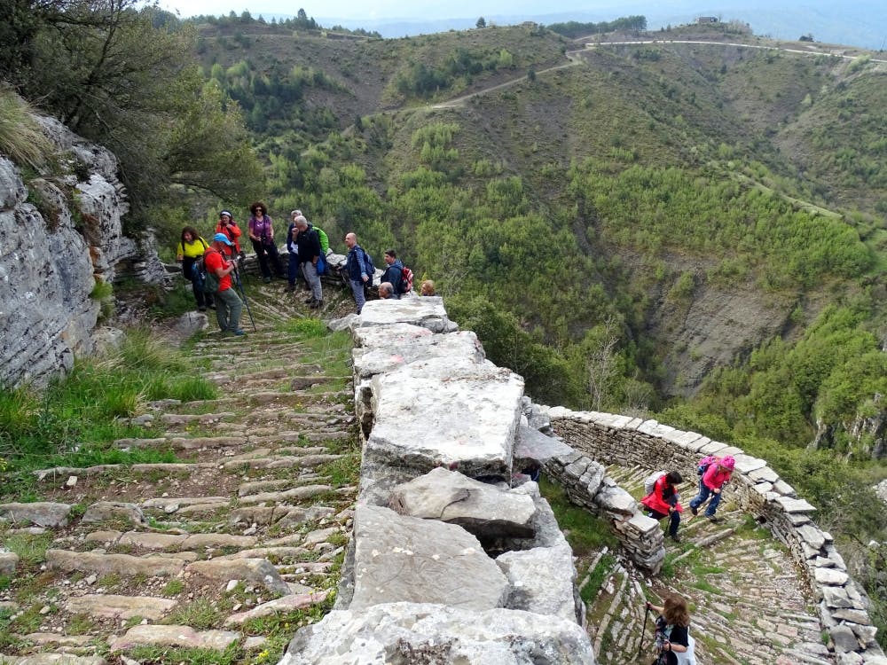Ν. Ιωαννίνων: Μία μαγική πεζοπορία στην περίφημη «Σκάλα Βραδέτου» στα Ζαγοροχώρια (Pics) runbeat.gr 