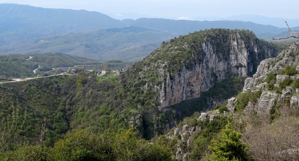 Ν. Ιωαννίνων: Μία μαγική πεζοπορία στην περίφημη «Σκάλα Βραδέτου» στα Ζαγοροχώρια (Pics) runbeat.gr 