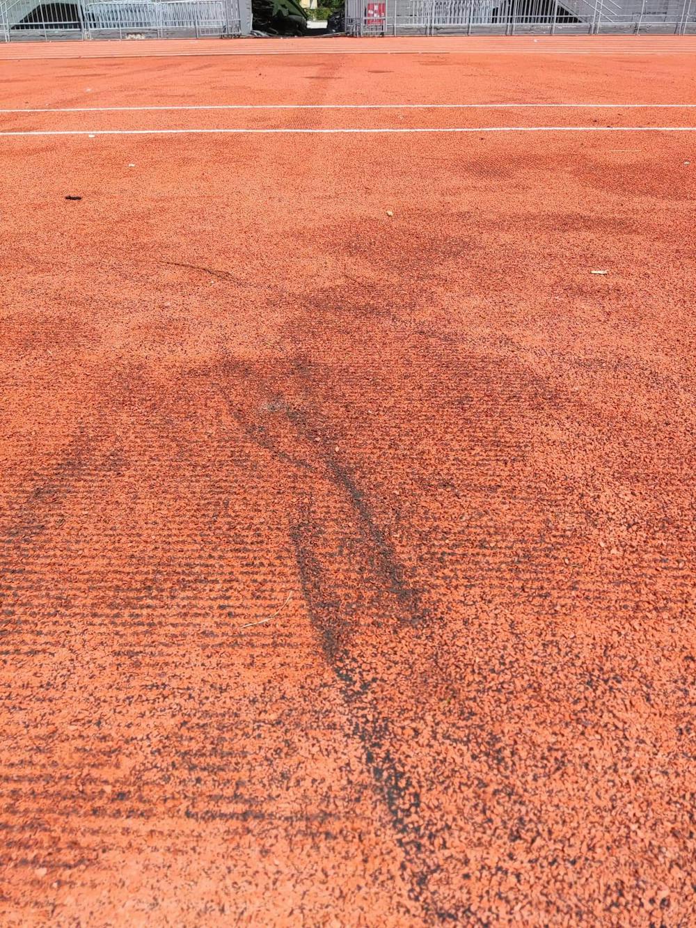 Στάδιο Τρικάλων: Φθορές στο ολοκαίνουριο ταρτάν μετά από συναυλία! (Pics) runbeat.gr