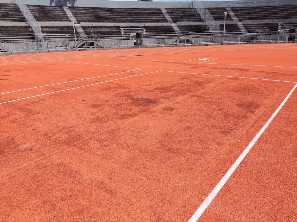 Στάδιο Τρικάλων: Φθορές στο ολοκαίνουριο ταρτάν μετά από συναυλία! (Pics) runbeat.gr