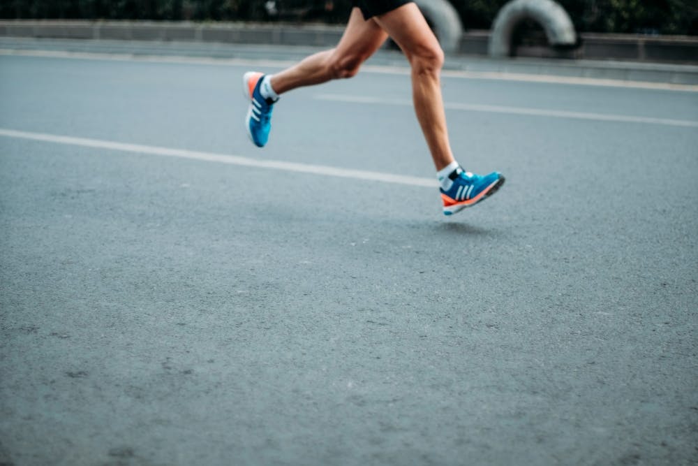 Μελέτη δείχνει πόσο πιο αργά θα τρέξουμε έναν μαραθώνιο ανάλογα με το πόσες ημέρες προπόνησης θα χάσουμε runbeat.gr 